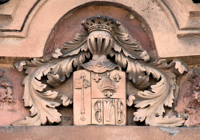Герб на фасаде дома